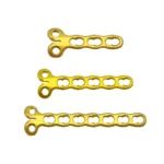 Los minifragmentos ortopédicos son implantes diseñados para reparar huesos pequeños (2.0 a 3.5 mm).
Se usan en cirugías de mano, pie, muñeca y tobillo, brindando fijación estable y permitiendo una recuperación segura.