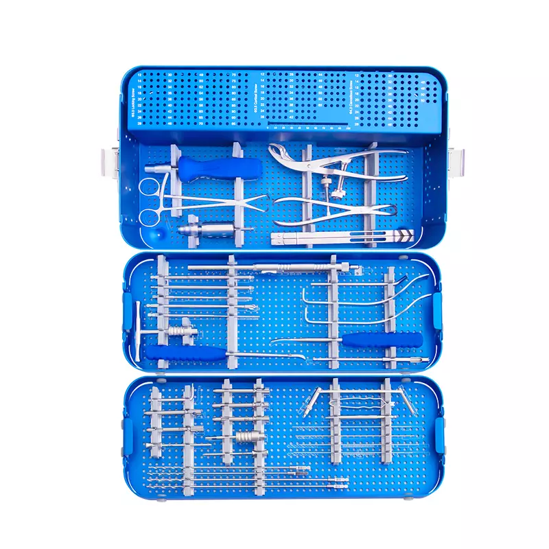 Un juego de instrumentos con placa de bloqueo para fragmentos pequeños es un sistema especializado usado para fijar fracturas en huesos pequeños como muñeca, tobillo y mano. Incluye placas y tornillos que se bloquean entre sí, ofreciendo mayor estabilidad, menor riesgo de infección y movilización temprana, lo que ayuda a una recuperación más rápida y segura.